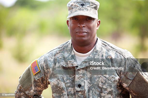 Soldato Americano In Lotta Uniforme Militare O Acu Allaperto - Fotografie stock e altre immagini di Forze armate