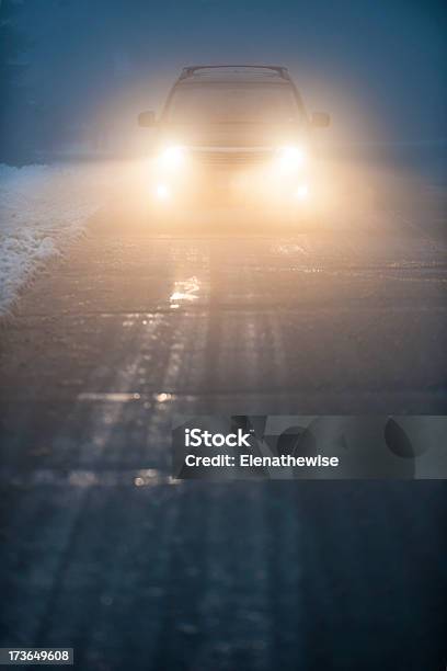 Scheinwerfer Von Auto Fahren In Fog Stockfoto und mehr Bilder von Auto - Auto, Nacht, Schnee