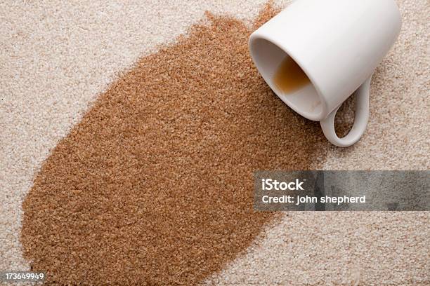 Unterteilt Kaffee Auf Dem Teppich Stockfoto und mehr Bilder von Teppich - Teppich, Verschütten, Kaffee - Getränk
