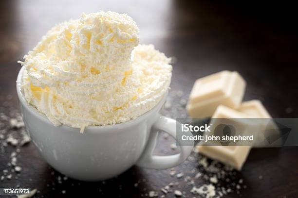 Foto de White Chocolate Quente Com Creme e mais fotos de stock de Batido - Batido, Bebida quente, Branco