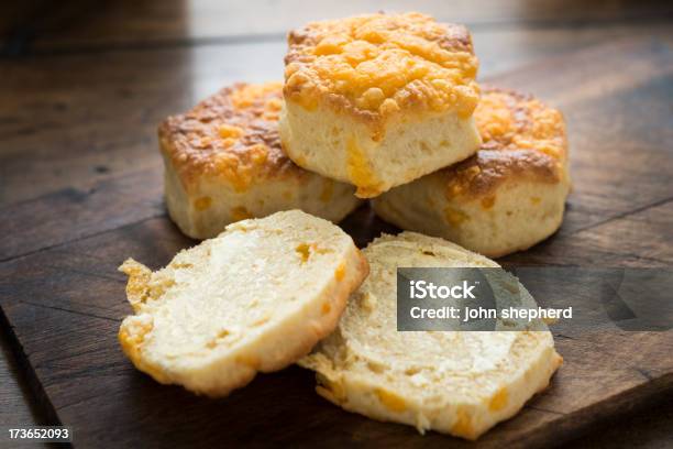 Photo libre de droit de Des Scones Au Fromage banque d'images et plus d'images libres de droit de Aliment - Aliment, Aliments et boissons, Beurre