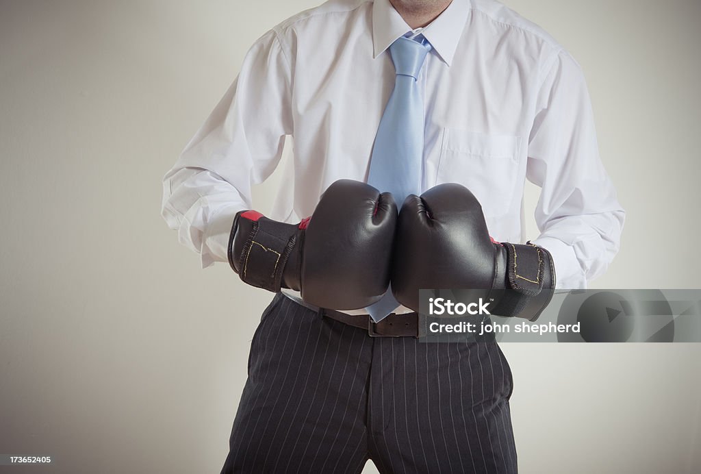 Бизнесмен готов для борьбы - Стоковые фото Агрессия роялти-фри