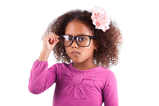 pequena menina asiática africana bonita vestindo óculos - fashion model asian ethnicity curly hair enjoyment - fotografias e filmes do acervo