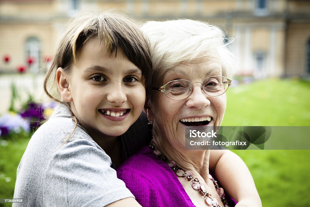 祖母ぴったりの孫娘、腕周り - 2人のロイヤリティフリーストックフォト
