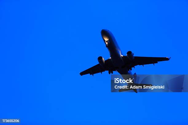 Avião - Fotografias de stock e mais imagens de Acima - Acima, Anoitecer, Aproximar