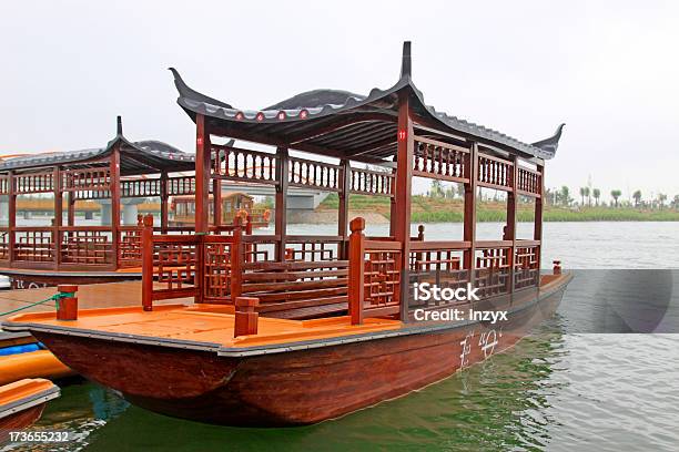 Nave Da Crociera In Legno In Un Parco - Fotografie stock e altre immagini di Acqua - Acqua, Asia, Cina