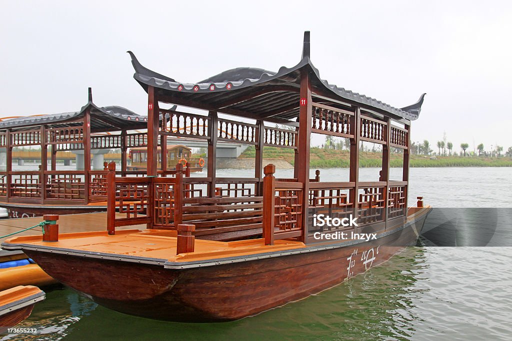 Navio de madeira em um parque. - Foto de stock de Barco de passageiros royalty-free