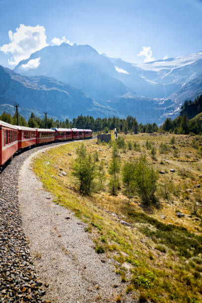 отдых в швейцарии - bernina express в альпах бернина - piz palü стоковые фото и изображения