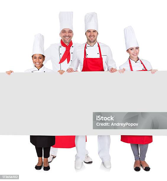 Grupo De Cozinheiros Apresentar Vazio Banner - Fotografias de stock e mais imagens de Adulto - Adulto, Branco, Chefe de Cozinha