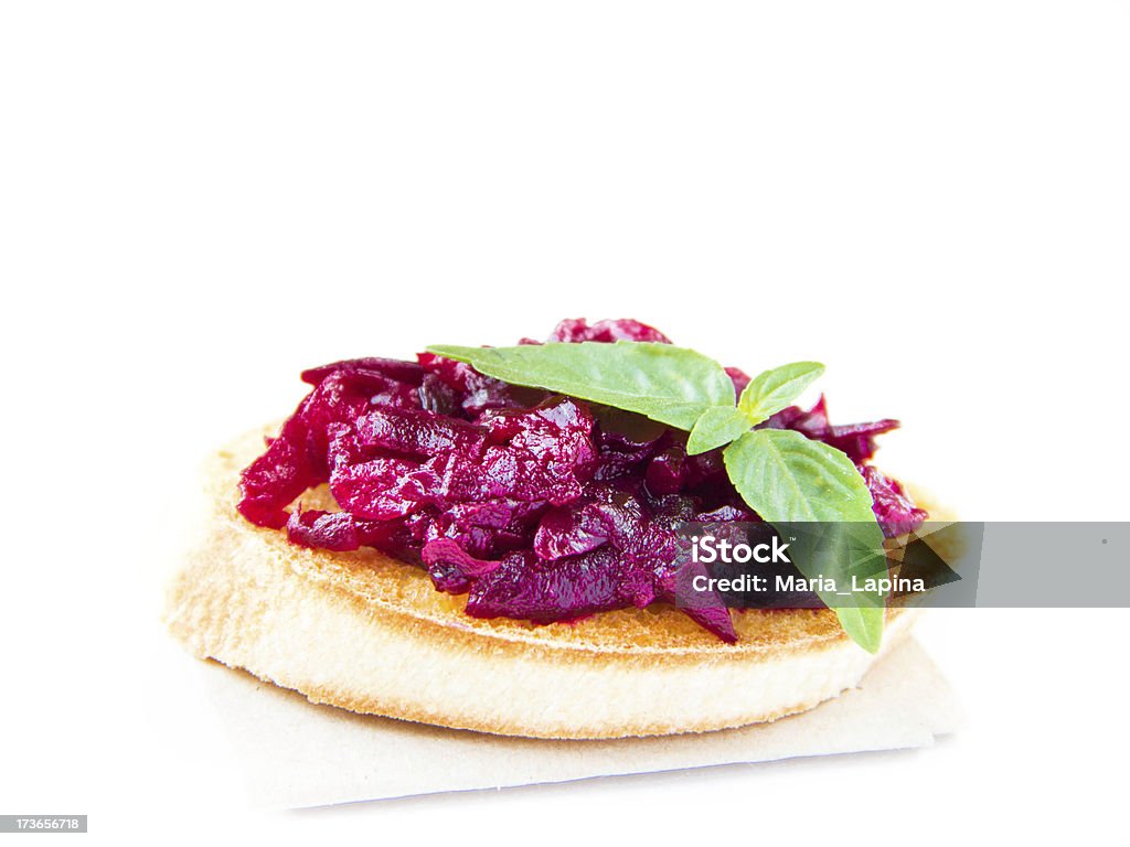 Italienische snack-bruschetta mit gebackener Roter Bete und frischem Basilikum - Lizenzfrei Abnehmen Stock-Foto