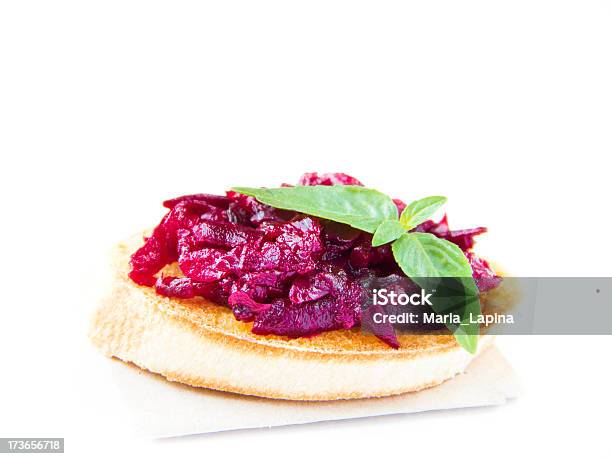 Italienische Snackbruschetta Mit Gebackener Roter Bete Und Frischem Basilikum Stockfoto und mehr Bilder von Abnehmen