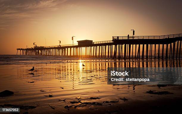 Pier Sunset En California Foto de stock y más banco de imágenes de Aire libre - Aire libre, Anochecer, Arena