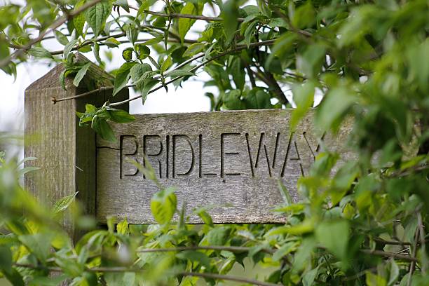 bridleway cartel de madera - bridle path fotos fotografías e imágenes de stock