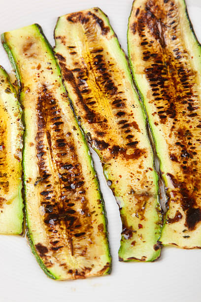 zucchinis alla griglia con aceto balsamico vinega - grilled outdoors zucchini balsamic vinegar foto e immagini stock