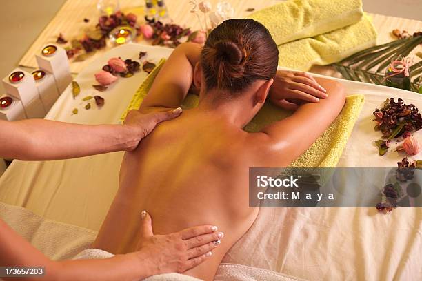 Massagem Nas Costas - Fotografias de stock e mais imagens de Aconchegante - Aconchegante, Adulto, Amimar