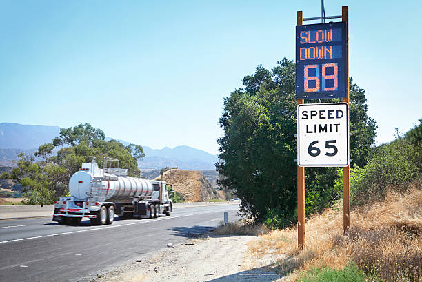 truck gehen schnell auf der straße mit speed limit - geschwindigkeitsbegrenzung stock-fotos und bilder