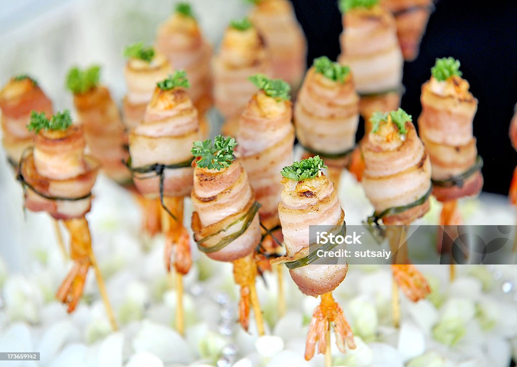 Camarões com bacon grelhado - Royalty-free Buffet Foto de stock