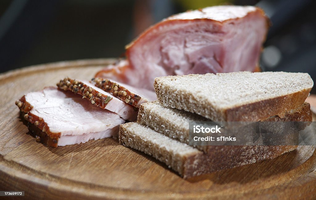 Нарезной незамедлительно  хлеб и мяса на борту - Стоковые фото Батон роялти-фри