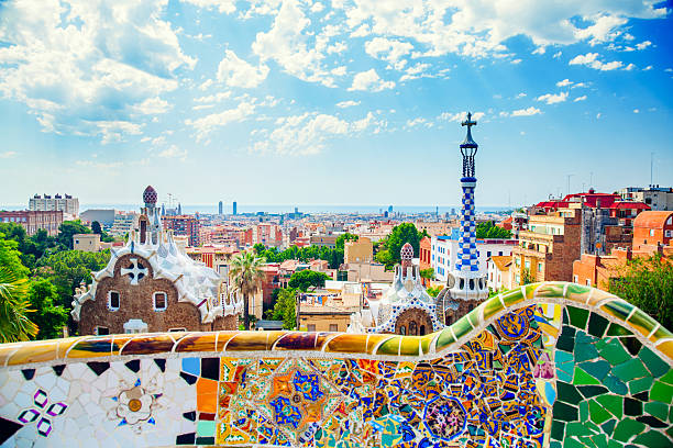 panoramablick auf park guell in barcelona, spanien - parc guell stock-fotos und bilder