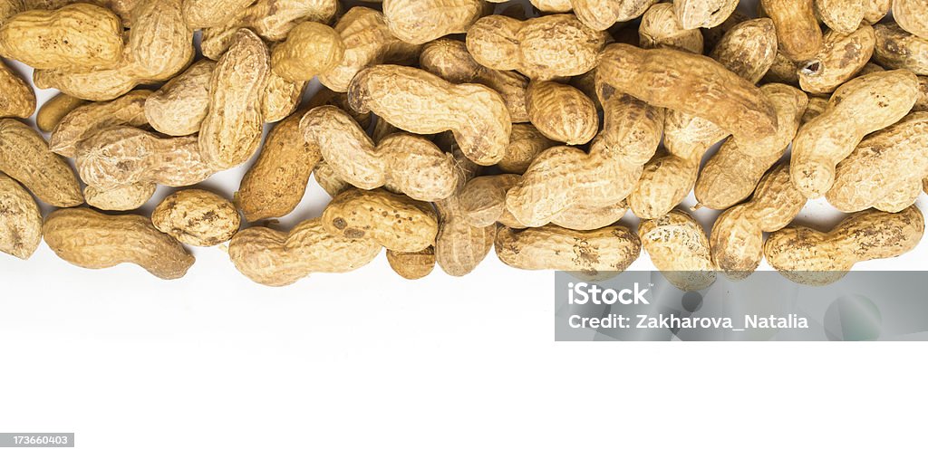 Tas de premières shelled big cacahuètes gros plan sur fond blanc - Photo de Cacahouète - Nourriture libre de droits