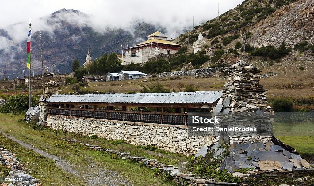 mani oração parede com rodas, e estupas, gompa - Foto de stock de Cantar royalty-free