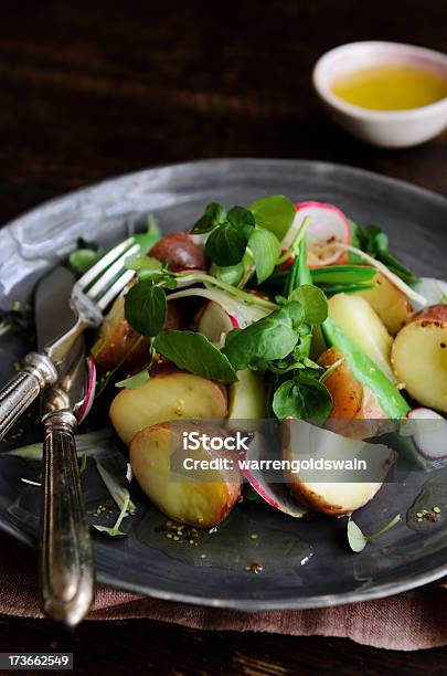 Foto de Salada De Batata Com Verduras Frescas e mais fotos de stock de Alimentação Saudável - Alimentação Saudável, Almoço, Batata Cozida