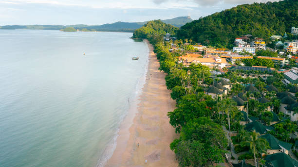 sopra l'oceano, la spiaggia di ao nang può essere vista all'inizio dell'alba. krabi, thailandia. - spiaggia di ao nang foto e immagini stock