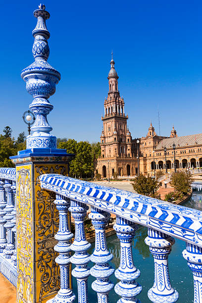 балюстрада синий и белый «place de l'espagne " - sevilla plaza de espana seville spain стоковые фото и изображения