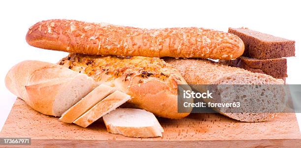 Wunderschönes Brot Auf Weißem Hintergrund Stockfoto und mehr Bilder von Abnehmen - Abnehmen, Backen, Bagel