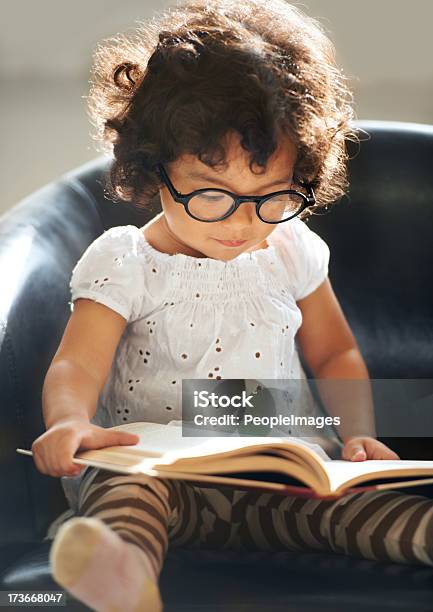 Bastame E O Meu Livro - Fotografias de stock e mais imagens de Criança - Criança, Óculos, Ler