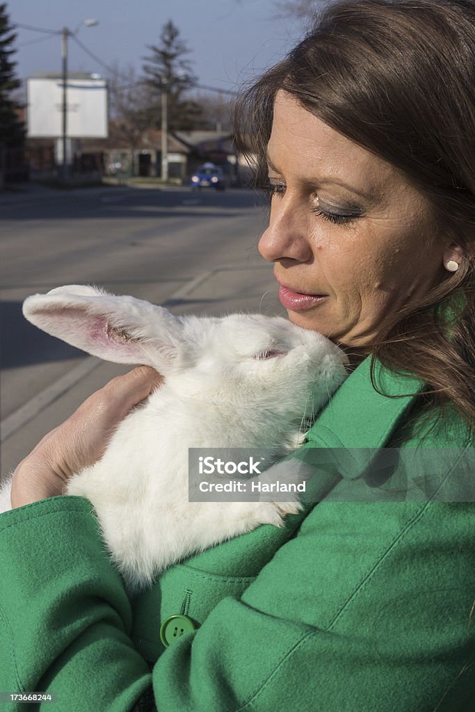 Lady und ein Hare - Lizenzfrei Kaninchen Stock-Foto