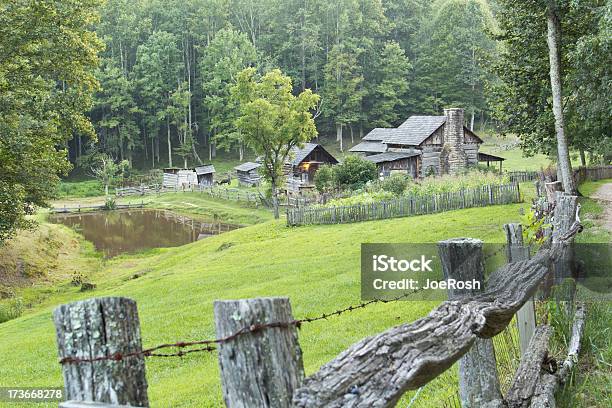 Blockhaus Auf Der Farm Stockfoto und mehr Bilder von Agrarbetrieb - Agrarbetrieb, Blockhütte, Fotografie