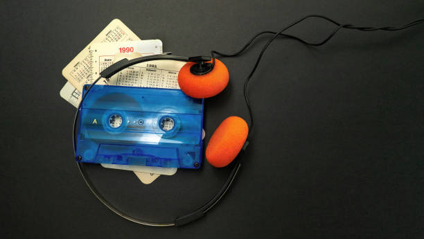 cinta de casete junto con calendarios de la década de 1990. música de los años 90.3 - 1980 1989 fotografías e imágenes de stock