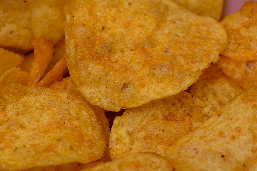 Thinly sliced ​​golden potato chips
