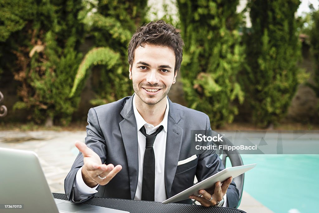 Persuasive Uomo d'affari offre qualcosa - Foto stock royalty-free di Dare