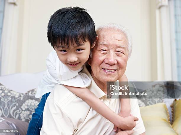 Foto de Grandpa E Neto e mais fotos de stock de Avós e Avôs - Avós e Avôs, Etnia chinesa, Neto