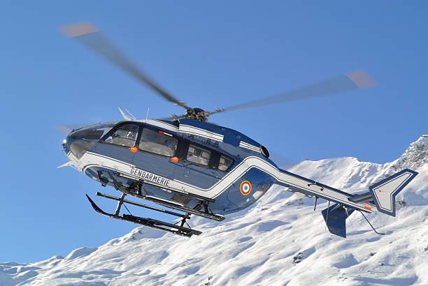 경찰 구제 헬리콥터 - rescue helicopter mountain snow 뉴스 사진 이미지