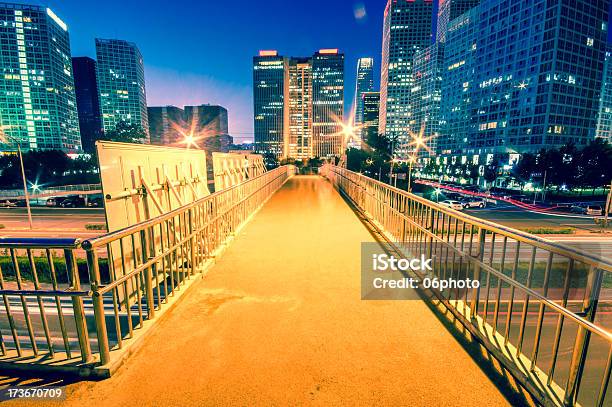 Licht Wege Auf Die Moderne Stadt In Der Abenddämmerung In Peking Stockfoto und mehr Bilder von Architektur