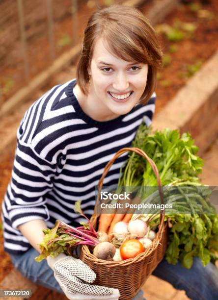 Orgoglioso Del Suo Raccolto - Fotografie stock e altre immagini di Abbigliamento casual - Abbigliamento casual, Adulto, Alimentazione sana