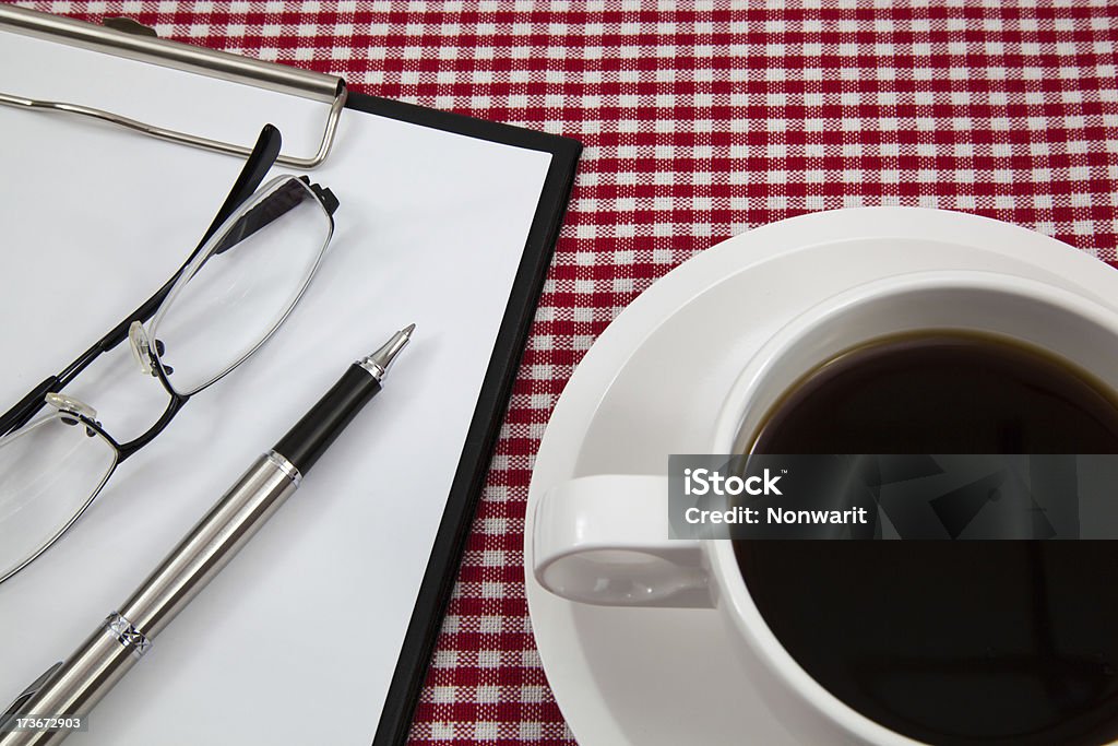 Taza de café y periódico - Foto de stock de Al horno libre de derechos