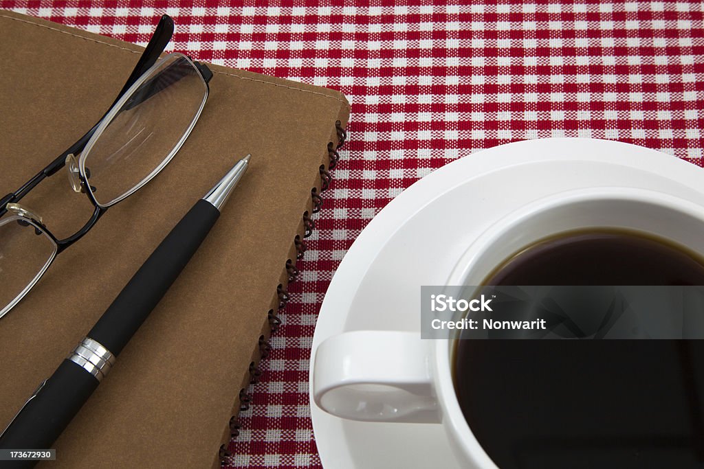 Tazza di caffè e prenota - Foto stock royalty-free di Bibita