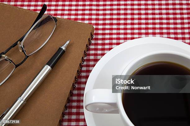 Tazza Di Caffè E Prenota - Fotografie stock e altre immagini di Bibita - Bibita, Caffè-latte, Calore - Concetto