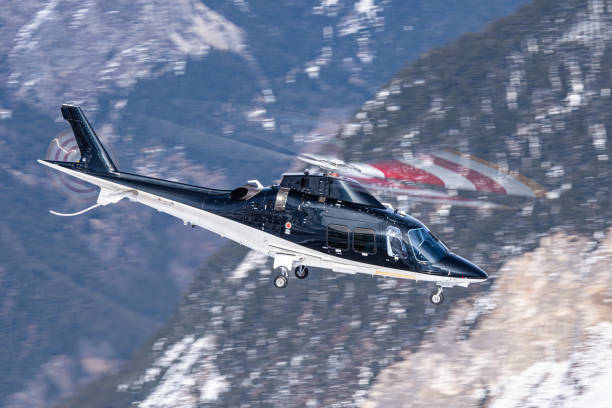 helikopter startujący z courchevel - chopper zdjęcia i obrazy z banku zdjęć