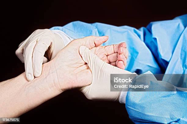 Руки В Перчатке На Пульсе Пациентки — стоковые фотографии и другие картинки Болезнь - Болезнь, Больница, Взрослый