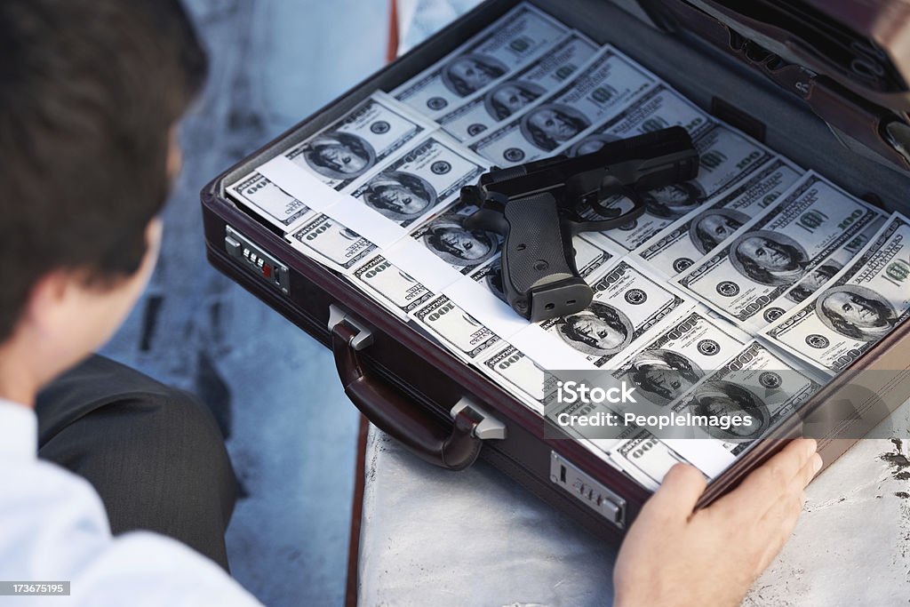 Abrir un maletín con engaños económica - Foto de stock de Arma libre de derechos