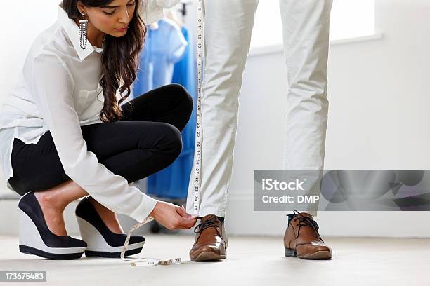 Ziemlich Weibliche Dressmaker Messen Höhe Von Einem Mann Hose Stockfoto und mehr Bilder von Arbeiten