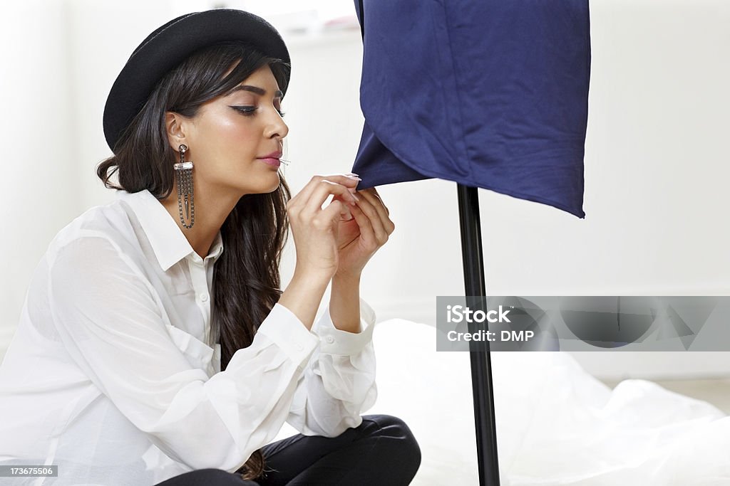 Giovane donna che lavora in studio di design di moda - Foto stock royalty-free di Abbigliamento