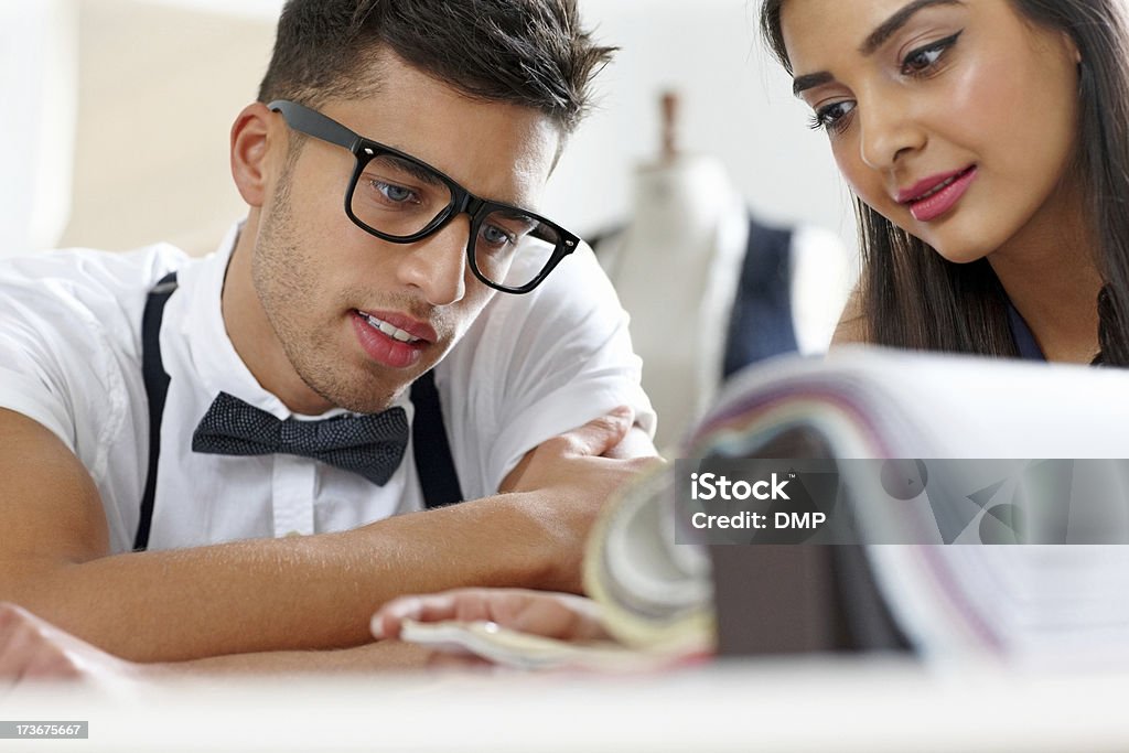 Jeunes créateurs de mode en sélectionnant tissu - Photo de A la mode libre de droits