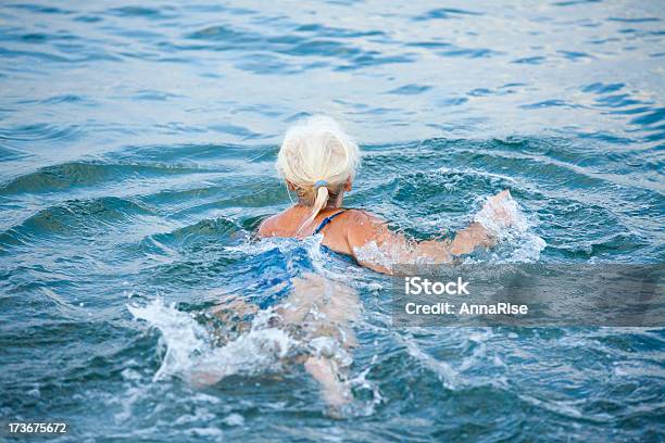 シニア海での水泳選手 - シニア世代のストックフォトや画像を多数ご用意 - シニア世代, 後ろ姿, 水泳