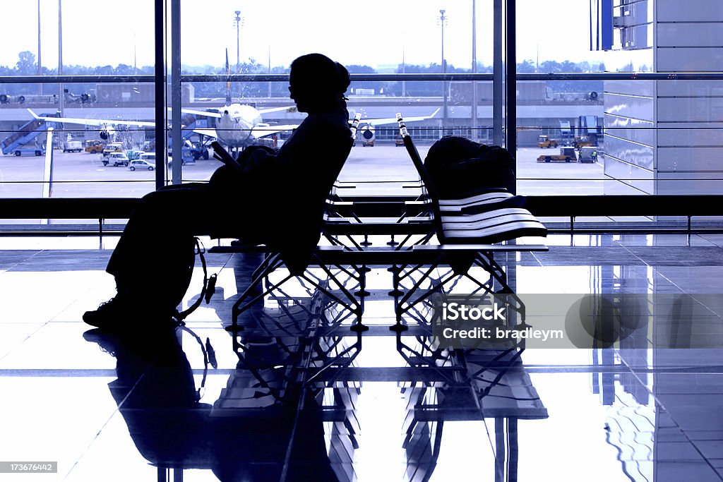 Attente pour vol - Photo de Adulte libre de droits